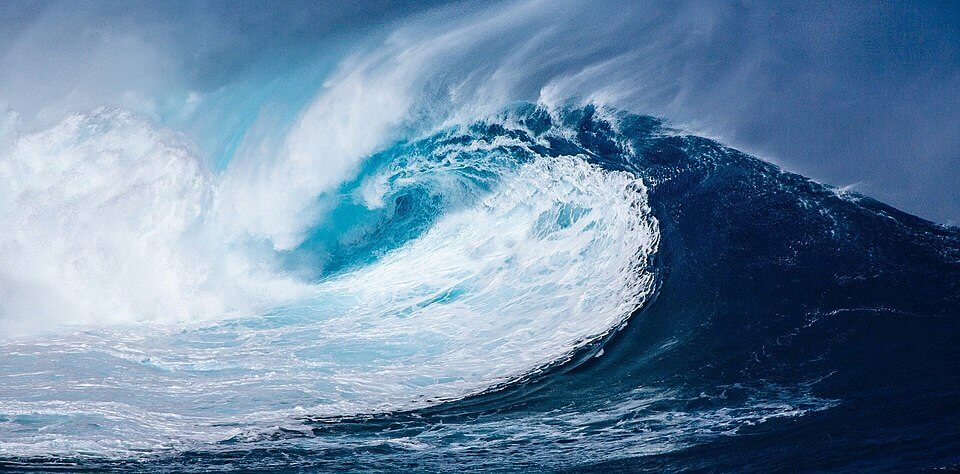 Big wave in the ocean